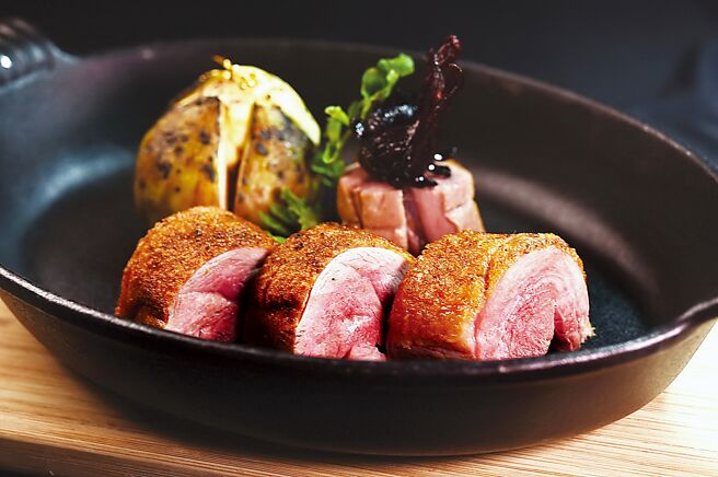 〈低温熟制台湾胭脂鸭胸〉选用彰化养殖胭脂鸭，经过七天熟成再炙烤，皮酥肉嫩，上桌后并淋浇苹果白兰地Flambe。图／姚舜