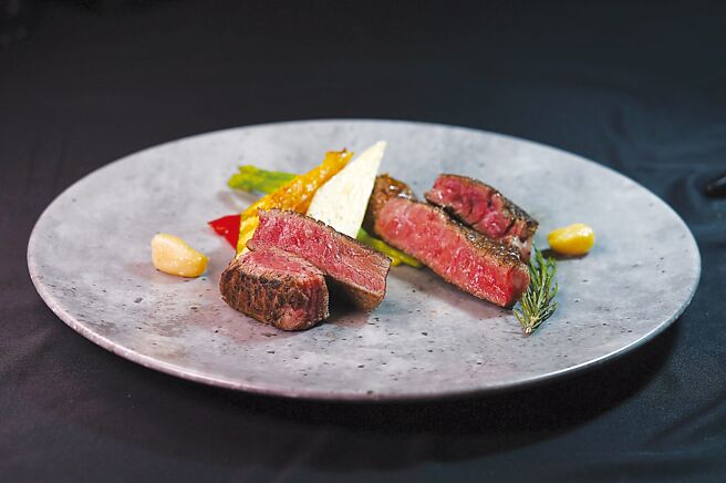 台北君悦〈宝艾〉西餐厅推出「乾式熟成法式肉食飨宴」，图为〈21天乾式熟成＋湿式熟成迷迭香美国肋眼牛排〉。图／姚舜