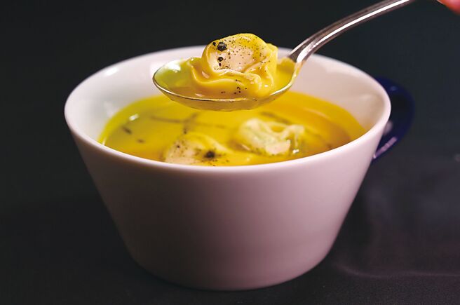 〈南瓜汤饺〉的麵饺是以起司为馅。图／姚舜