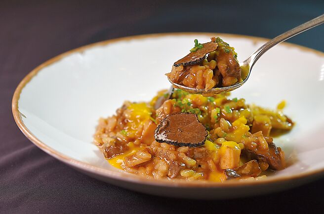 〈红酒炖熟成牛肉炖饭〉是用乾式熟成修下的边角肉与乾式熟成牛油炒制，并以现刨黑松露和青柠香芒酱汁提味。图／姚舜