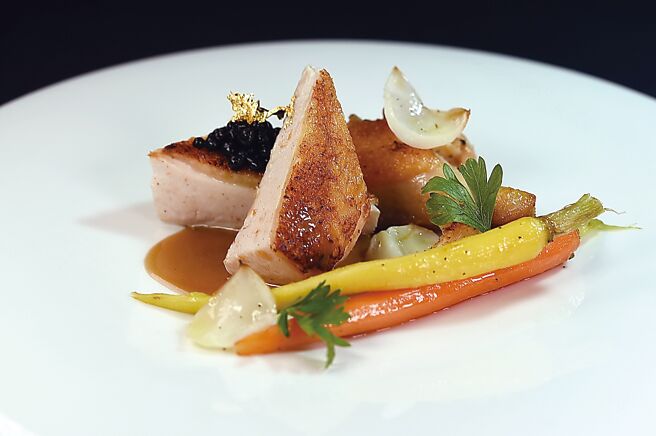 〈台湾竹地鸡胸．马告风味黑蒜鱼子酱．炉烤百合〉灵感来自台味家常料理「蒜头鸡」。图／姚舜