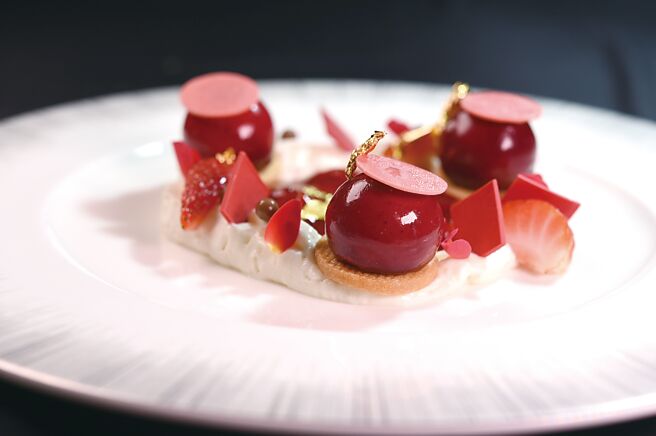 〈夏日红莓〉以香槟慕斯、草莓果酱粒和沙布雷及香草香缇组合而成，是甜点主厨陈建特别设计的法式餐后甜点。图／姚舜