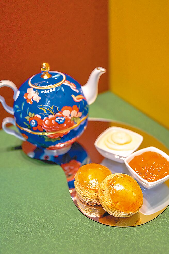 台北W飯店WOOBAR首次推出「WOOTEI午茶」，包含經典不敗的〈香草橙皮司康〉，可沾取自製金棗果醬和馬斯卡彭鮮奶油提味。圖／業者提供
