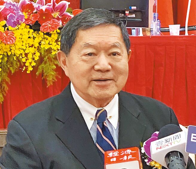 电价确定要调涨了，远东集团董事长徐旭东表示，一次调涨8％会「吃不消」，应以温和速度来调涨，也呼吁涨价要符合公平性。图为徐旭东参加111年远百股东常会后的受访画面。（本报资料照片）