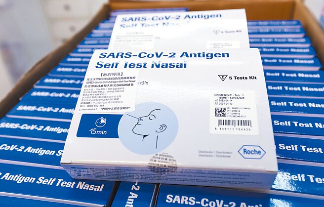 快筛实名制于4月28日上路，有鑑于国内疫情处于高原期，中央流行疫情指挥中心宣布，7月1日起将推动第3轮实名制，延续第2轮做法，每个据点每日配送份数117份、取消单双号购买限制。（本报资料照片）