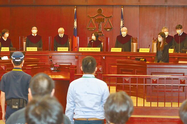 曾发起游行为基层消防员争权益的前消防员徐国尧，被高雄市消防局以执勤懈怠等事由，累积被记2大过遭免职，徐国尧因而声请释宪，宪法法庭24日宣判《警察人员人事条例》累积2大过免职的规定「合宪」。（杜宜谙摄）