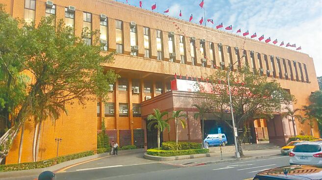 检警破获「私房创意」、「触感」2大情色论坛贩售偷拍性爱、猥亵影片案，检警再查出现役军人、网友、员警刘汶烨3人贩售影片牟利，台北地检署（见图）追加起诉3人。（本报资料照片）