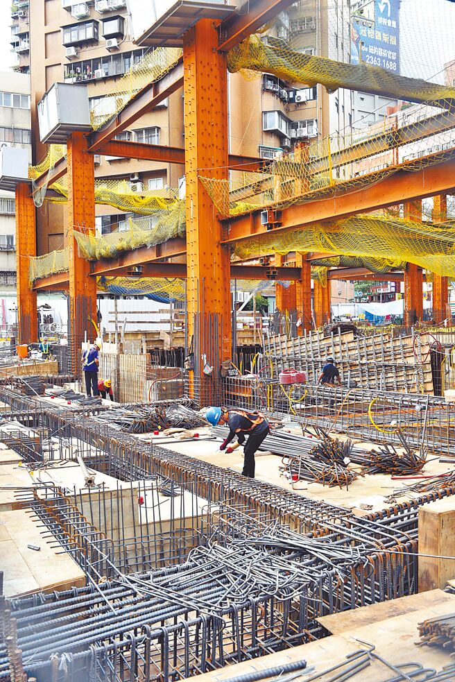 央行调整存准率、仍会继续升息至少1码（0.25％）、以及银行尚未完全挣脱《银行法》72之2紧箍咒，市场资金紧缩，势将衝击不动产巿场。（本报资料照片）