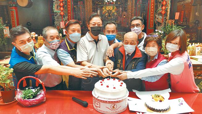 國民黨桃園市長參選人張善政（左四）24日生日，支持者特別準備蛋糕替他慶生。（張善政團隊提供／蔡明亘桃園傳真）