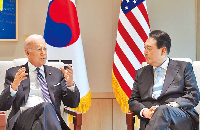 北韓領導人金正恩拋出「強化戰爭遏制力」說法後，引發韓國密切關注。圖為今年5月，韓國總統尹錫悅（右）與美國總統拜登（左）在首爾舉行首腦會談。（中新社）