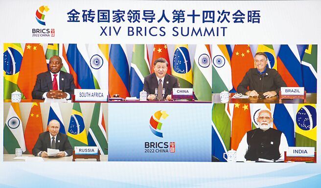 6月23日晚，国家主席习近平在北京以视频方式主持金砖国家领导人第十四次会晤併发表题为《构建高质量伙伴关系 开启金砖合作新征程》的重要讲话。南非总统拉马福萨、巴西总统博索纳罗、俄罗斯总统普京、印度总理莫迪出席。（新华社）