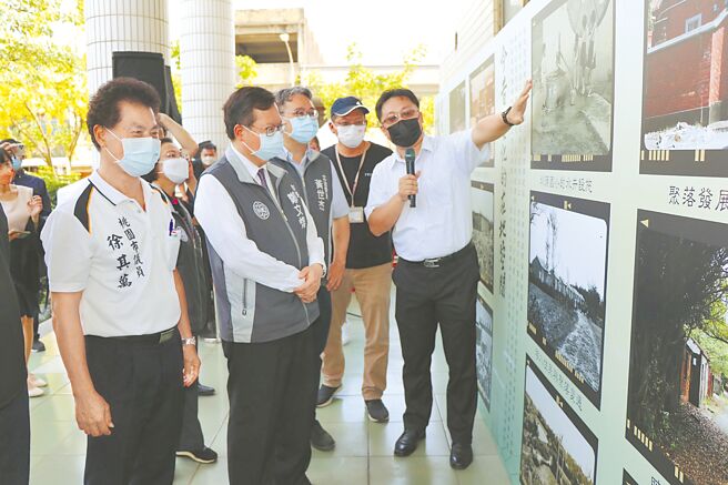 航空城文史调查驻地工作站24日揭牌启用，当天也是记录在地记忆的新书《忆载航空城》发表会，桃园市长郑文灿（左二）聆听新书介绍。（蔡明亘摄）