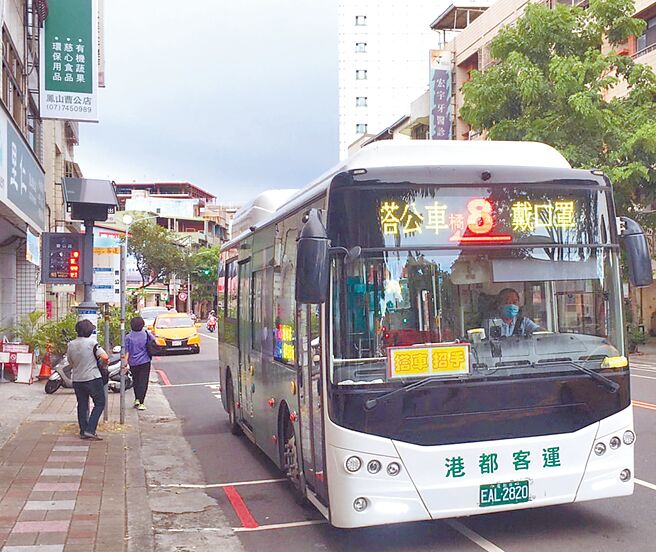 高雄市目前已有195輛電動公車，占全市公車總數19.5％，為全國電動公車比例最高，卻有司機擔心，公車太過「安靜」，對行車安全有疑慮。（崔正綱攝）