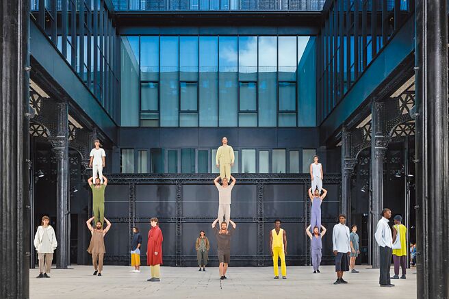 三宅一生结合舞蹈与时装秀重点，让这场大秀深具可看性。（君梵提供）