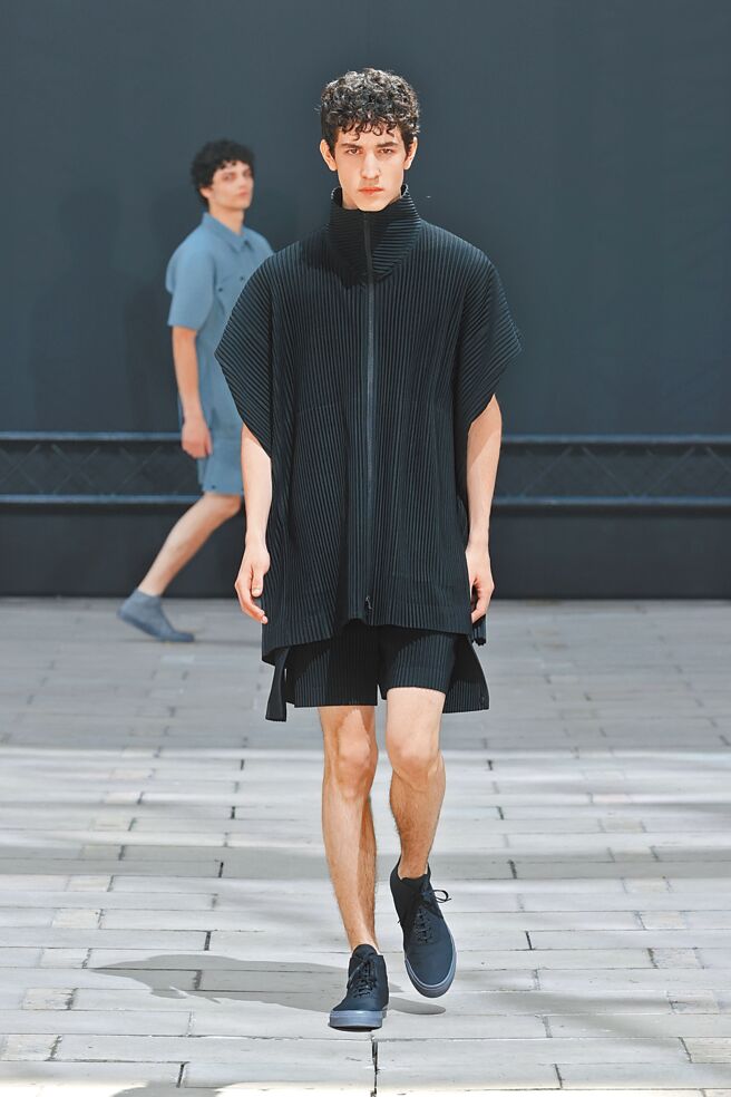 三宅一生落肩设计呈现了好似叶片的设计风格。（君梵提供）