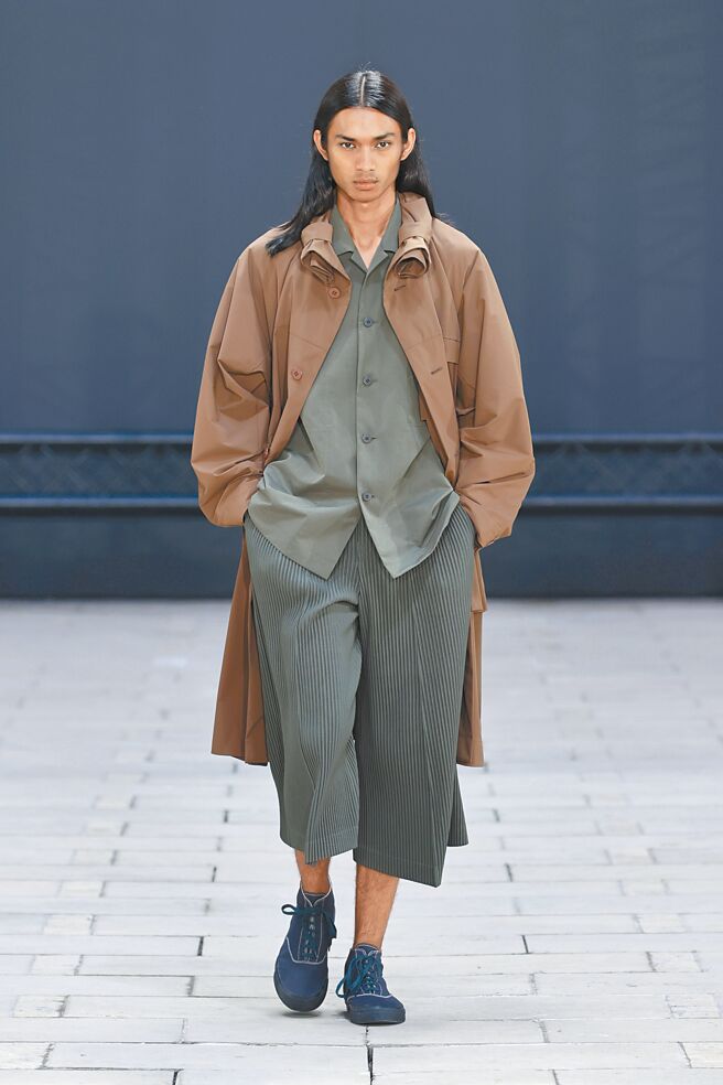 三宅一生颈部的弯曲设计仿效有机自然生长曲线。（君梵提供）