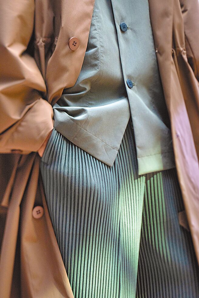 三宅一生皱褶结构与平纹布料打理出优雅的男装新风貌。（君梵提供）