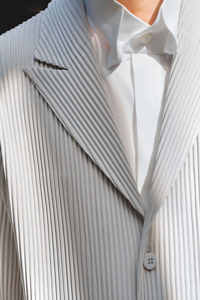 三宅一生深具立体结构的领口能让服装平整摆放。（君梵提供）