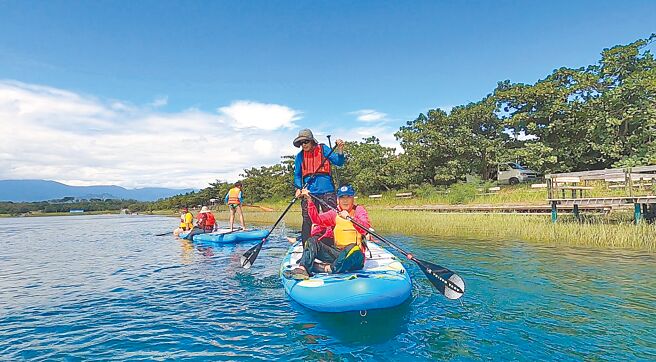 台东富山护渔区有龙舟板与浮潜体验。（奥丁丁体验提供）