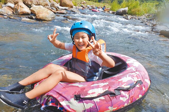 宜兰南澳河岸漂流探险，是享受沁凉溪水的小旅行。（奥丁丁体验提供）