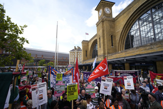 爭加薪爭工作保障 英國鐵路癱瘓歐洲航空大亂