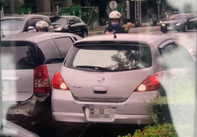 警员见逃逸车辆陷于车阵中，下车并朝右车头开枪，而驾驶突破车阵继续往北逃逸，警方全力追查当中。（翻摄照片／崔正纲高雄传真）