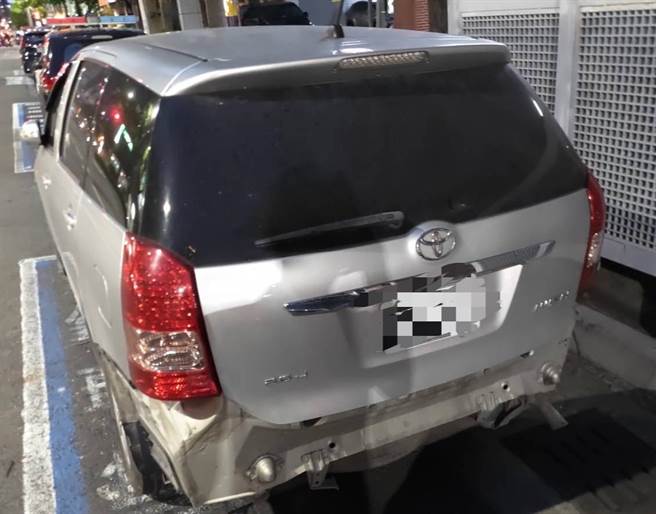 孙男逃逸中遭波及的车辆。（翻摄照片／崔正纲高雄传真）