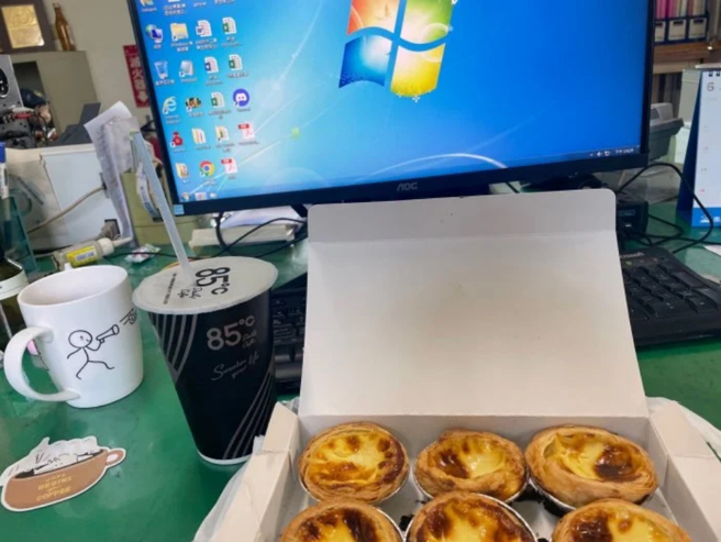 女网友分享85度C的蛋塔，认为味道不输肯德基，但价格便宜将近一半，CP值完胜。(图／Dcard)