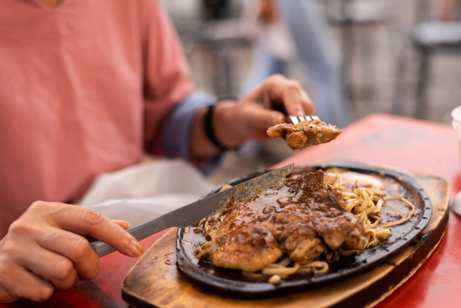 一名男網友表示，近日和曖昧的女生到牛排館用餐，他自認貼心地幫對方把鐵板上的蛋攪碎，豈知對方回座看到自己的蛋被攪碎，一句話也不說地把牛排吃完，轉身就離去。（圖／示意圖，達志影像）