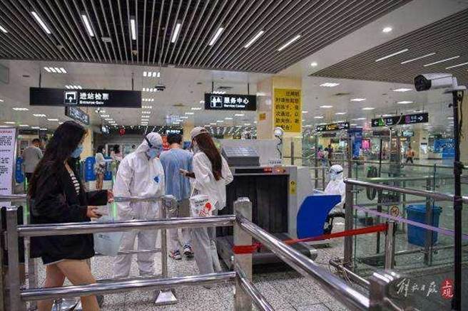 江苏省已有苏州、泰州、常州、淮安、连云港、南通、宿迁等城市发布通告，低风险地区来（返）人员正常自由流动。(新华社)