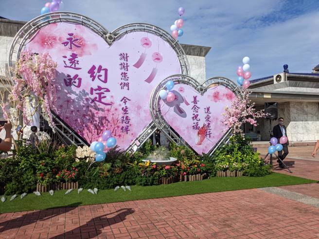 新竹正義輪胎行26日舉行告別式，廳外的心型看板向逝者悼念。（葉宣婕攝）