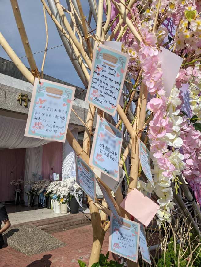 新竹正義輪胎行26日舉行告別式，親屬親手寫下對逝者悼念的小卡，掛在會場外頭。（葉宣婕攝）