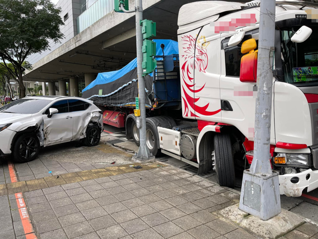 桃園爸怒控，新車剛上路3小時，竟遭酒駕仔撞上，讓他不禁發文怒罵：「酒駕真的該死」。（圖／翻攝自爆怨公社）