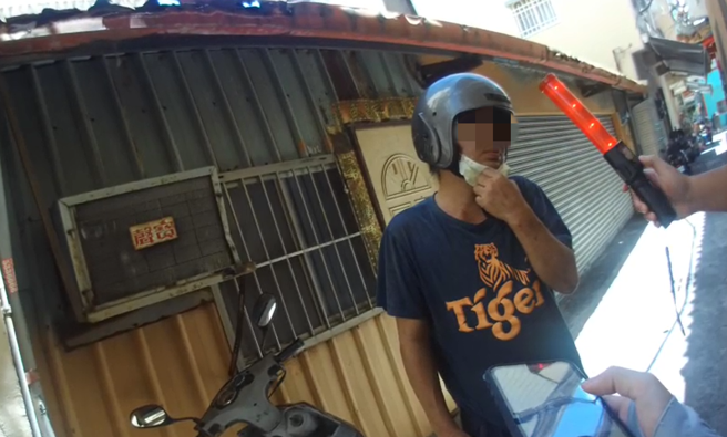 高雄旗津一名男子睡前喝1瓶高粱，起床再喝2瓶啤酒，仍骑车外出上班酒驾遭逮测出1.16爆表。(高佩琦翻摄)