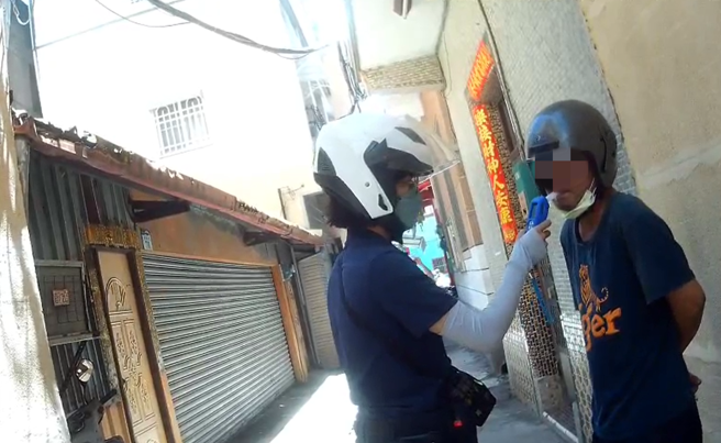 高雄旗津一名男子睡前喝1瓶高粱，起床再喝2瓶啤酒，仍骑车外出上班酒驾遭逮测出1.16爆表。(高佩琦翻摄)