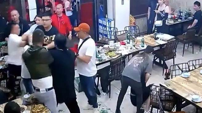 震惊大陆舆论的唐山打人事件。（截自微博）