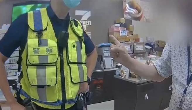 呂姓男子在長沙街一處超商內酒醉大鬧遭員警帶回警局管束。（翻攝畫面）