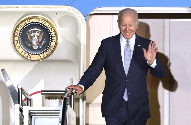 美國總統拜登（Joe Biden）25日飛抵德國，準備出席七大工業國集團（G7）高峰會，與美國主要盟友的領袖討論對抗俄羅斯以及疲弱全球經濟的統一陣線。(圖／美聯社)