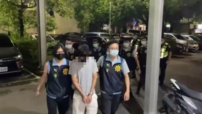 昨晚新北市三重區有間火鍋店突遭8人闖入追砍2名用餐客人，造成當時在店內用餐的其他客人混亂，該案引起警方高度重視，經過新莊警方漏夜追查，8名犯嫌已全數落網。(新莊警分局提供)