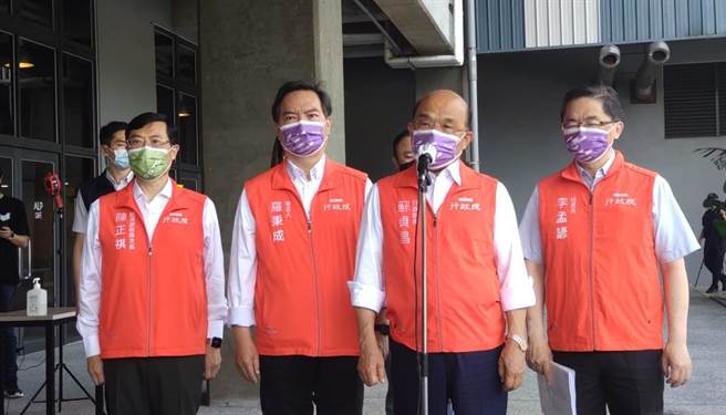 行政院長蘇貞昌26日受訪時表示，在處理石斑魚遭陸封殺的問題上，農委會主委陳吉仲「非常賣力」。（張志康攝）