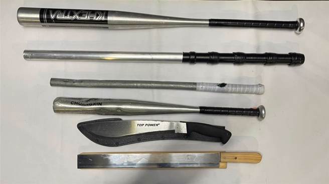 22歲胡姓男子與30歲蕭姓男子到新莊區民安西路上的錢都小火鍋店用餐，結果遭8人手持西瓜刀、開山刀及棍棒，一路從店外追砍胡、蕭2人到店內。圖為做案的刀械以及棍棒。(新莊警分局提供)