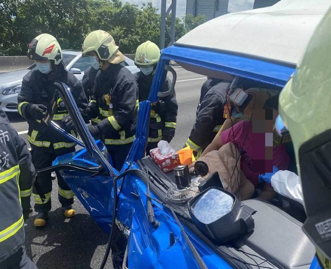 消防人員協助婦人脫困。（民眾提供）