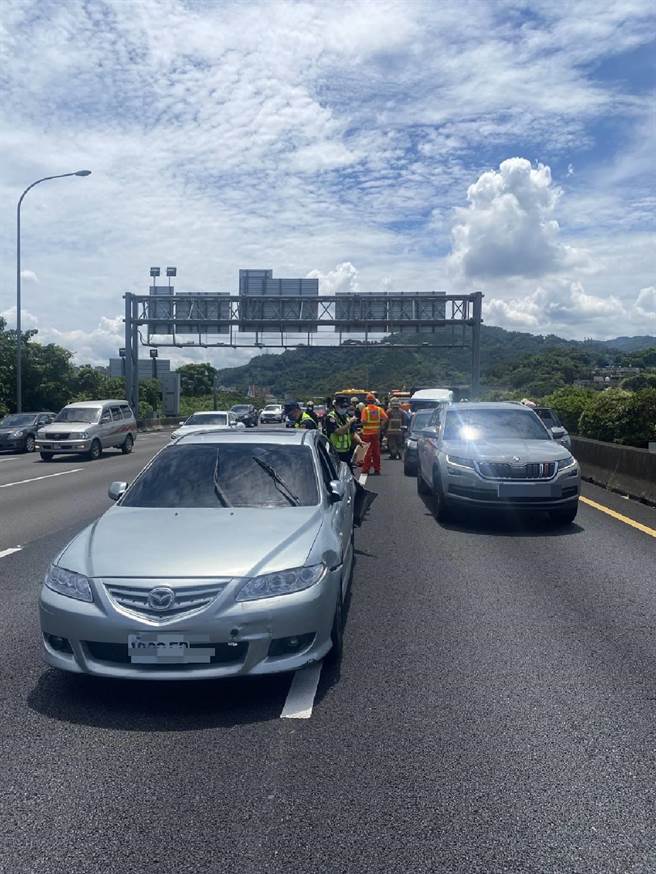 車禍影響2線道通行。（民眾提供）