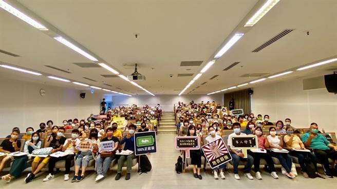 知名主持人曾宝仪畅谈「与世界对话，发觉最真的自己」，分享自身演艺生涯，期盼为高雄劳工找到工作心价值、拥抱职场新境界。（高雄市劳工局提供／崔正纲高雄传真）