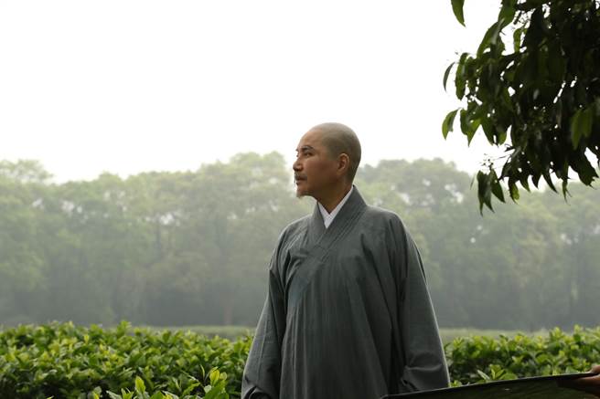 唐美雲遠赴三義茶園拍攝。（大愛電視台提供）