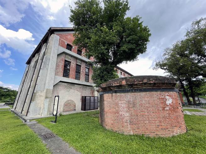 台南山上花园水道博物馆园区内曾有一座大烟囱，经考量安全因素拆除后，目前仅剩圆形的烟囱基座。（水道博物馆提供／洪荣志台南传真）