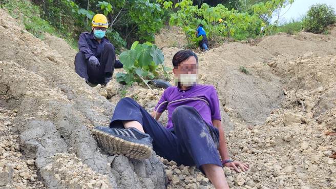楊姓男子25日下午到高雄柴山沙灘秘境探險，救援受困的陳姓女子反倒讓自己也受困在峭壁上。（中華戶外探險協會雲豹工作隊提供／袁庭堯高雄傳真）