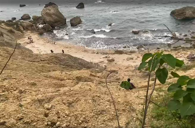 楊姓男子受困時，下方仍有零星遊客，但海浪聲極大，根本聽不到他的求救聲。（中華戶外探險協會雲豹工作隊提供／袁庭堯高雄傳真）