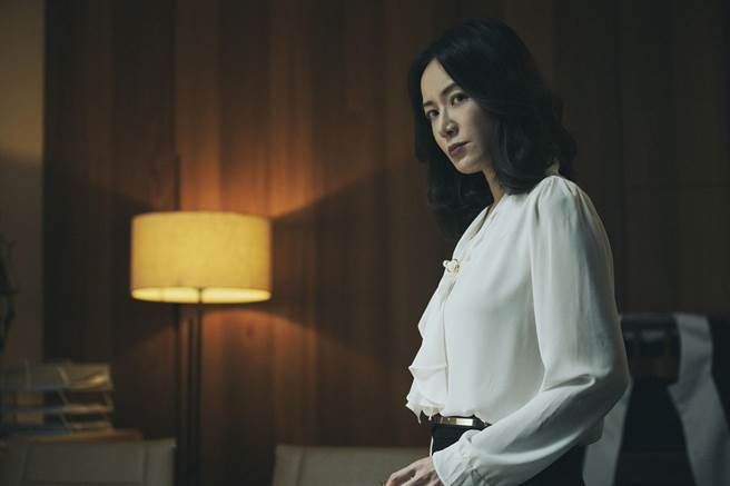 为演出律师，尹馨做了不少功课来进入角色。（北影提供）