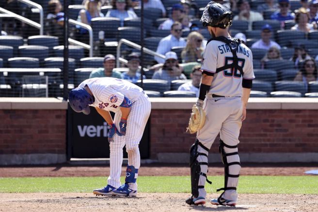 大都会JD戴维斯被触身球打得弯下腰。（美联社资料照）